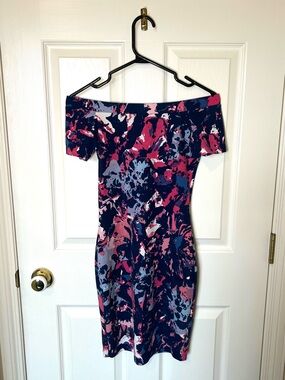Off-Shoulder Navy & Pink Abstract Modern Bodycon Mini Dress